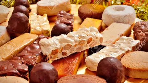 Bandeja con turrones y otros dulces navide&ntilde;os | 123RF