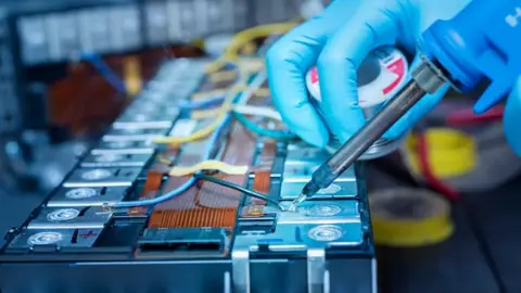 Reparaci&oacute;n de una bater&iacute;a el&eacute;ctrica. Fahroni/Shutterstock