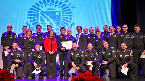 El alcalde de Fuenlabrada con los agentes de la Polic&iacute;a galardonados