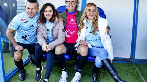 Ayuso y Ana Obreg&oacute;n en el partido ben&eacute;fico celebrado en el estadio Fernando Torres de Fuenlabrada / Gtres