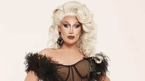 The Vivienne era reconocida por su talento vocal y su humor ingl&eacute;s | Web personal