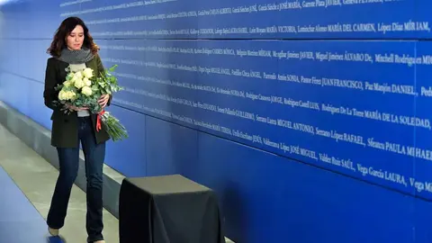 D&iacute;az Ayuso deposita flores en recuerdo de las v&iacute;ctimas del atentado de Atocha | CAM