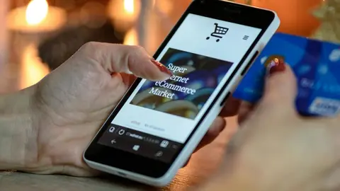 Utilizaci&oacute;n del movil para compras online | pexels.com