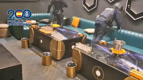 Agentes de la Polic&iacute;a Nacional registrando una de las salas del karaoke de Parla
