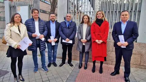 Alcaldes y alcaldesas firmantes de la proposici&oacute;n para limitar el precio de los alquileres, a las puertas de la Asamblea de Madrid