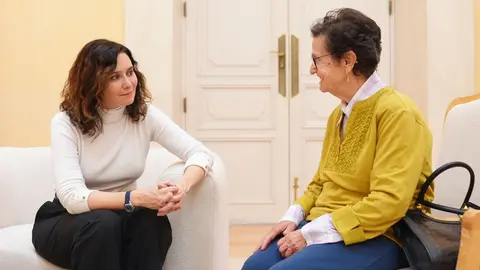 ayuso recibe a Teresa Mateos, que tiene su vivienda okupada en Fuenlabrada