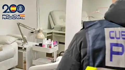 La Polic&iacute;a entra en el Centro de belleza desmantelado en Chamber&iacute; (Madrid)