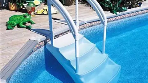 Soluciones accesibles en las piscinas para personas mayores
