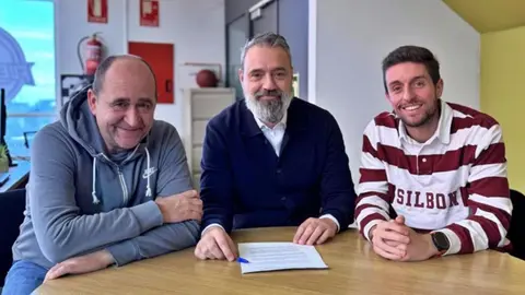 En la imagen, representantes del Baloncesto Fuenlabrada y de Sportim Group