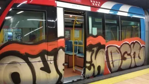Un vag&oacute;n del Metro de Madrid tras ser pintado por grafiteros | TM