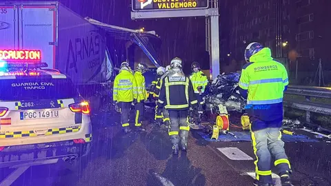 Uno de los fallecidos ha tenido que ser rescatado por los bomberos, atrapado en su propio veh&iacute;culo | SUMMA 112