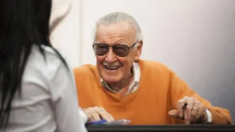 Stan Lee acudi&oacute; a eventos y firmas de aut&oacute;grafos apenas unas semanas antes de morir, a los 95 a&ntilde;os | AP