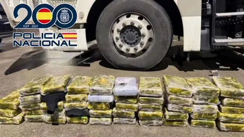 Los fardos iban escondidos en un falso suelo del cami&oacute;n | Polic&iacute;a Nacional