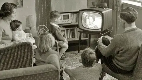 Familia viendo la televisión en los años 70 &bull; Foto del archivo PINTEREST