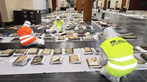Espacio habilitado en la Feria de Valencia para la recuperaci&oacute;n de libros da&ntilde;ados por la Dana | Imagen: DUPO