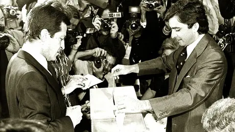 Adolfo Suárez votando en unas elecciones &bull; ARCHIVO La Sexta