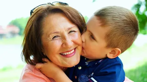 Los abuelos son el primer recurso de los padres para cuidar de ni&ntilde;os peque&ntilde;os | Archivo