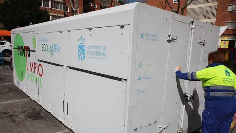 En ellos se puede depositar desde aparatos electr&oacute;nicos, hasta pilas, aceite usado o ropa | Ayto. de Fuenlabrada