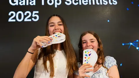 Marian Molina y Carla Carballar tras recibir el premio Top Scientists 2025