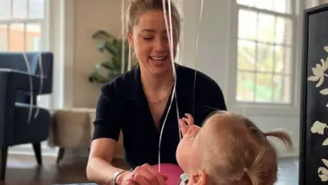 Amber Heard con su primera hija | Instagram