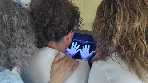 La luz ultravioleta revela qu&eacute; zonas no est&aacute;n cubiertas por el gel hidroalcoh&oacute;lico | HUF