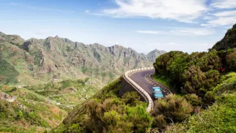La mejor opci&oacute;n para recorrer la isla de Tenerife es alquilar un veh&iacute;culo