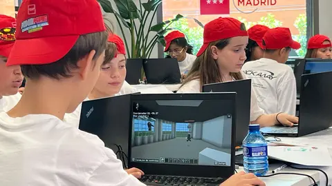 Uno de los finalistas revisando su construcci&oacute;n en Minecraft | CAM