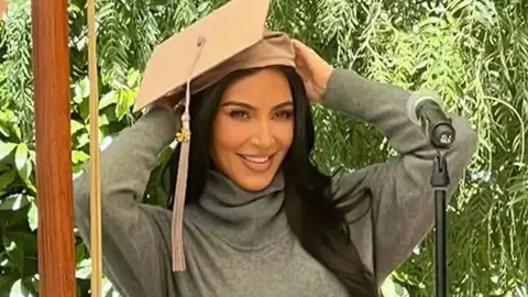 Kim Kardashian luce orgullosa su birrete de graduada | Instagram