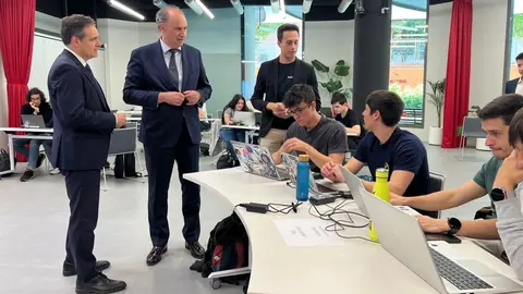 El consejero Lopez-Valverde en el primer hackathon para universitarios de Madrid