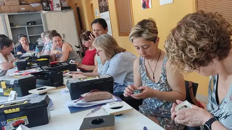 Mujeres participando en un taller de electricidad | Ayto. de Fuenlabrada