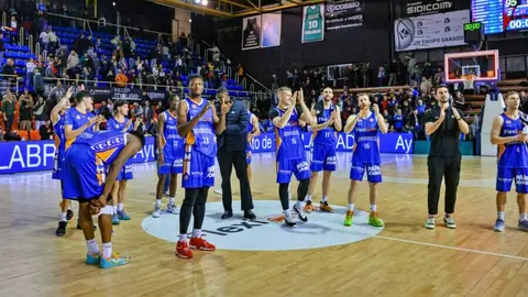 Los jugadores del Flexicar Fuenlabrada aplauden a su afici&oacute;n | Foto: Gigantes del Basket
