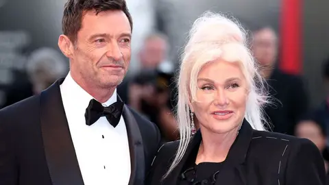 Deborah-Lee Furness y Hugh Jackman en la alfombra roja | GETTY