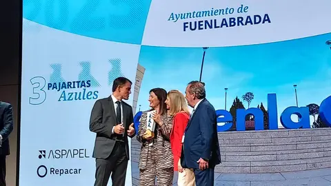 La concejala de Medio Ambiente, Soledad Mart&iacute;n, recibiendo el premio | Ayto. de Fuenlabrada