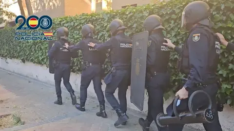 Agentes de la Polic&iacute;a Nacional previo a un registro domiciliario | Archivo