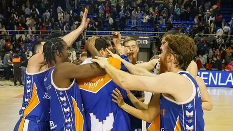 Los jugadores del Flexicar Fuenlabrada celebran su victoria frente al Tezana Burgos | Foto: Alba Pacheco - Diario de Madrid