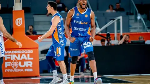 Ngowbo, jugador del Flexicar Fuenlabrada, celebrando una de sus canastas frente al Palencia | Baloncesto FEB