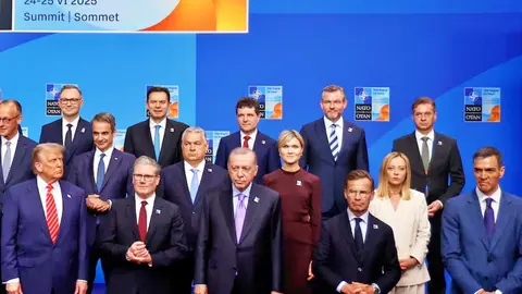 Trump y Sanchez en la foto oficial del encuentro, ambos l&iacute;deres en una postura tensa y apenas interactuando | Agencias
