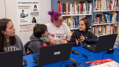 Participantes del Campamento Digital con una monitora