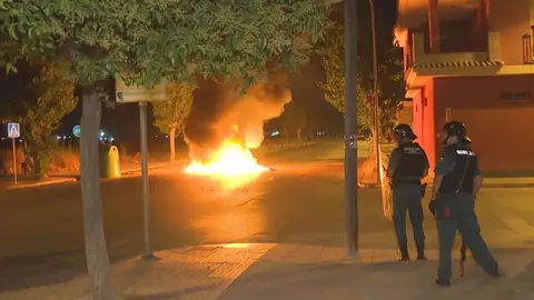 Incendio de contenedores en los disturbios de Torre Pacheco | agencias