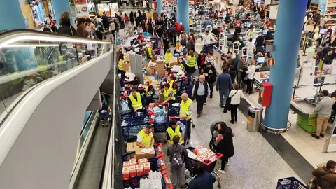 Recogida solidaria de comida en el Centro Comercial Plaza cuando la DANA | Ayto. de Fuenlabrada