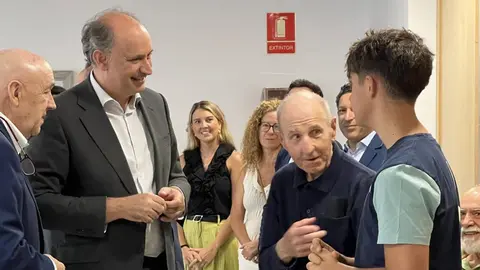 Uno de los talleres intergeneracionales con abuelos y nietos | CAM