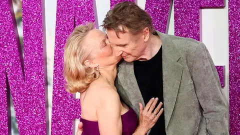 Pamela Anderson le regal&oacute; un beso en la mejilla a Liam Neeson | REUTERS