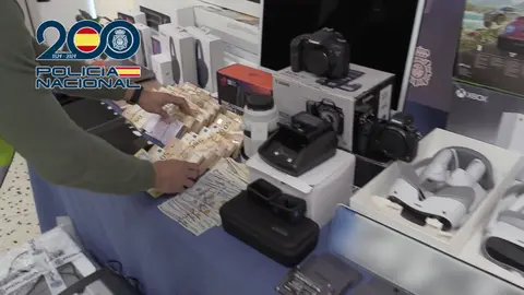 Algunos de los productos incautados y el dinero en efectivo | CNP