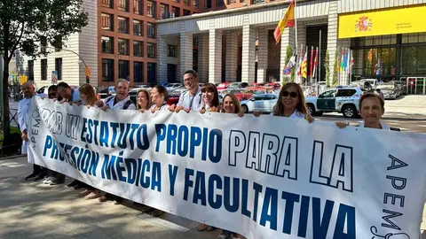 Concentraci&oacute;n de m&eacute;dicos y facultativos frente al Ministerio de Sanidad en Madrid