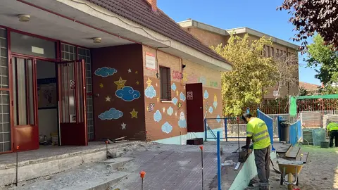 Obreros trabajando en un colegio | Ayto. de Fuenlabrada