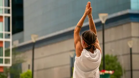 Una monitora en una de las sesiones de mejora postural | Ayto. de Fuenlabrada