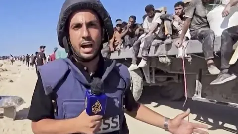 Imagen del periodista Anas al-Sharif en pleno ejercicio informativo, publicadas por medios internacionales .