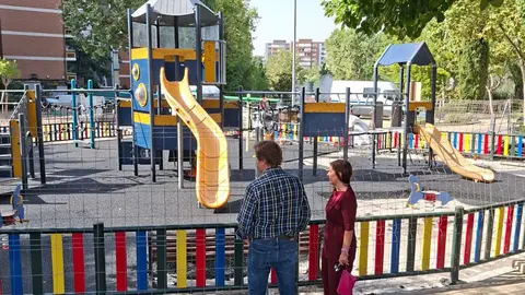 El alcalde Javier Ayala visitando las obras de renovaci&oacute;n de varias &aacute;reas infantiles | Ayto. de Fuenlabrada