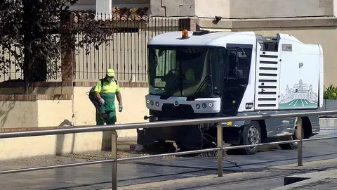 Trabajadores de limpieza haciendo su labor | Ayto. de Parla