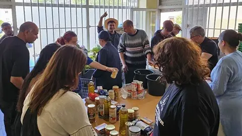 Voluntarios ayudando en el reparto de comida en la Asociaci&oacute;n San Ricardo de Pampuri | IDEAL